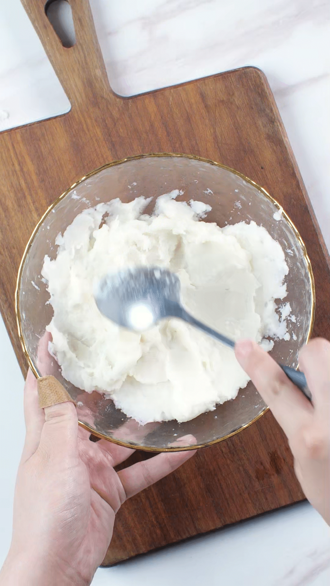 山藥去皮蒸熟，用涂抹奶酪、海鹽、橄欖油調(diào)味