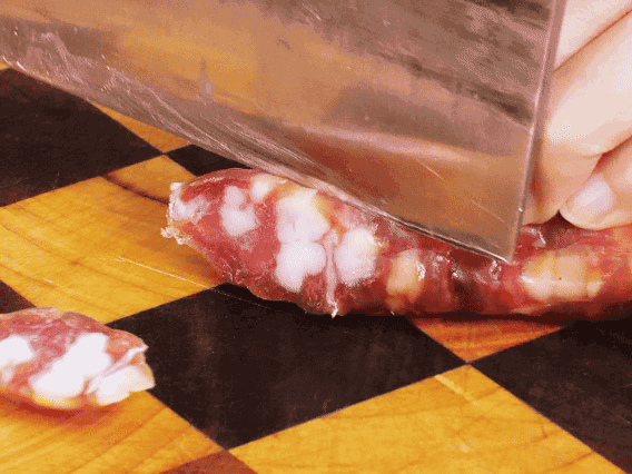 香腸少油煸出香味，下南瓜、板栗、香菇翻炒。2勺生抽、1勺老抽、1勺蠔油、1勺鹽、半勺糖調味