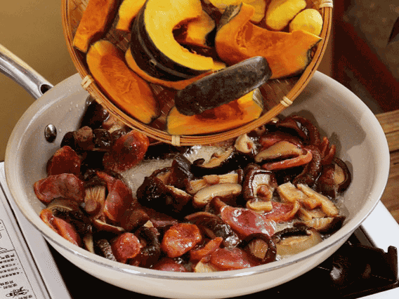 清洗好的大米放入電飯鍋，加裹滿醬汁的食材，再加剛好沒過食材的水，攪拌一下