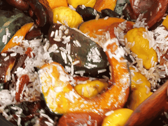 電飯煲正常煮飯模式煮飯。出鍋后撒點蔥花