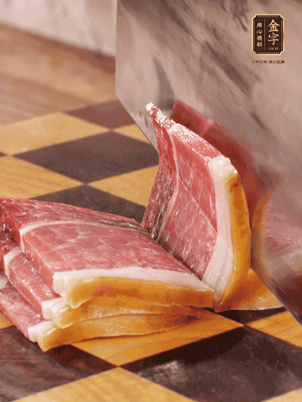 金字火腿切片，溫水浸泡5分鐘；肉皮泡發(fā)，切成小塊。