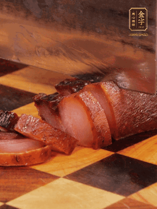 金字醬肉，煮熟切條；蓮藕去皮，切成條狀，焯水2分鐘