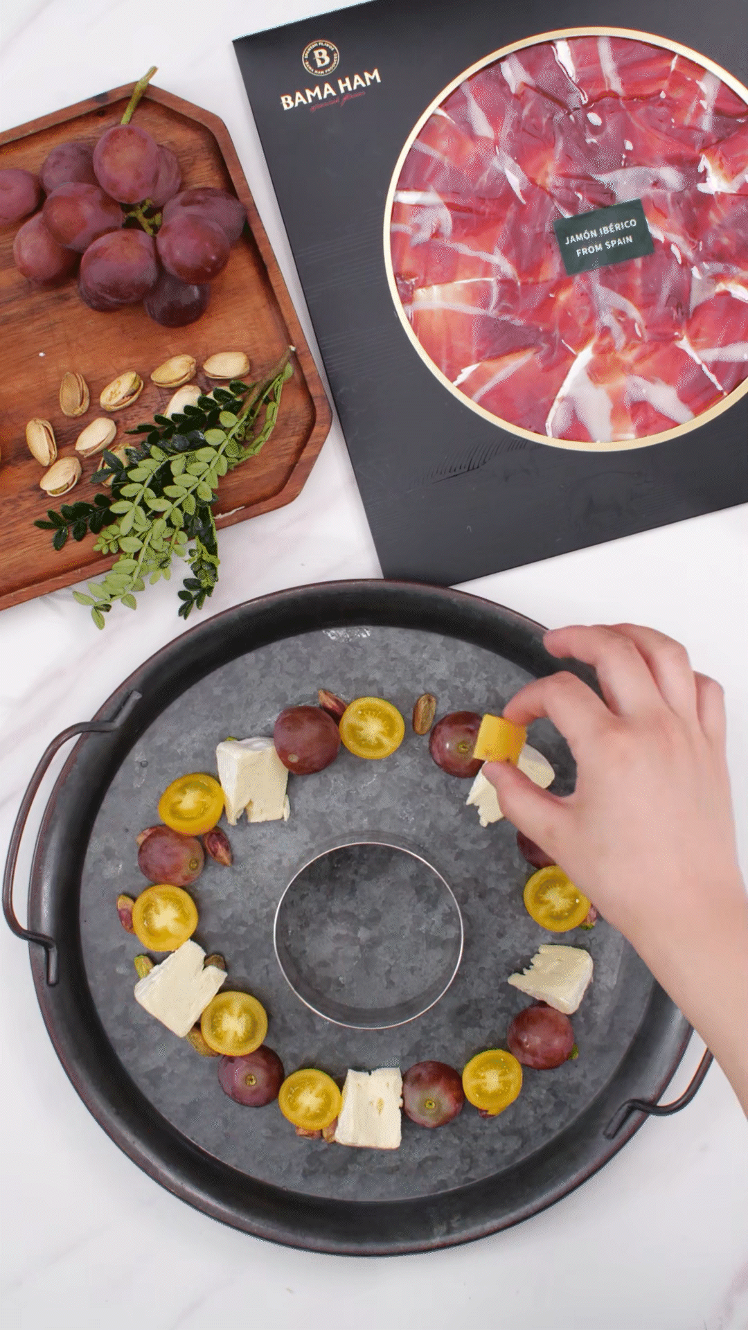 準(zhǔn)備一個(gè)大盤(pán)子，中間放上模具（或是一個(gè)空碗）預(yù)留空位，沿著磨具把食材擺盤(pán)成花環(huán)裝