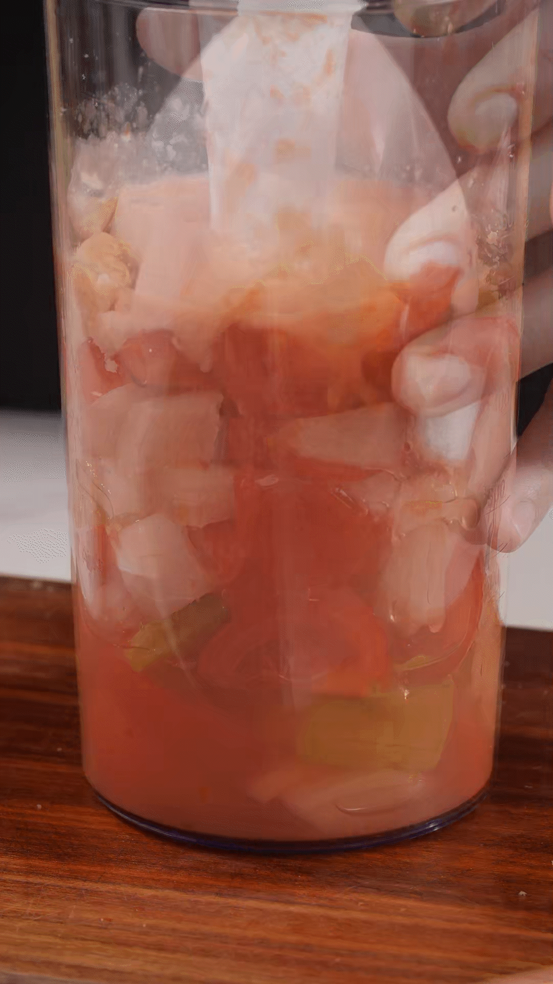 加入水、橄欖油、蘋果醋