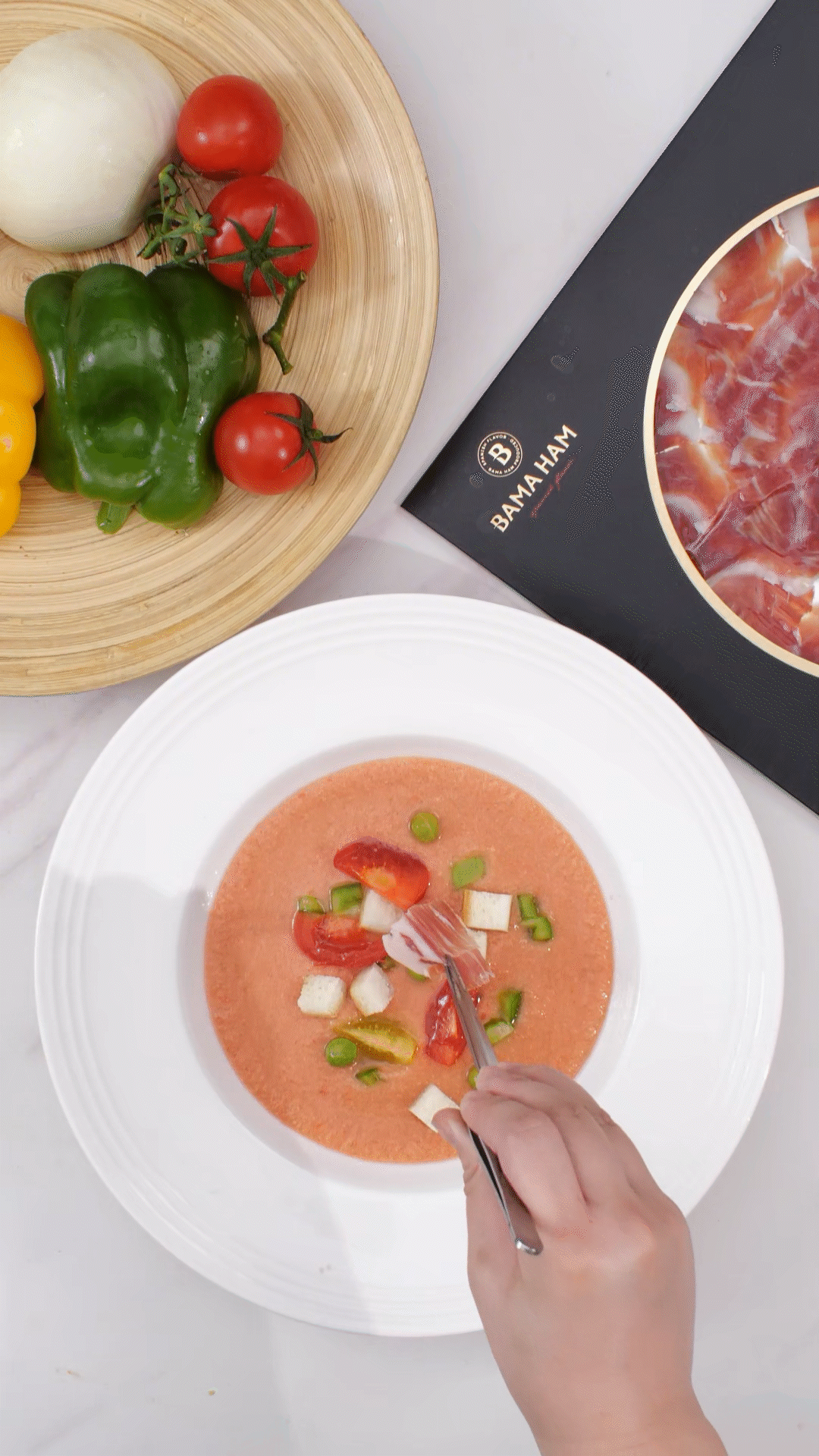 擺盤時(shí)，加入青豆，面包丁，黃瓜丁，烤面包丁，番茄丁