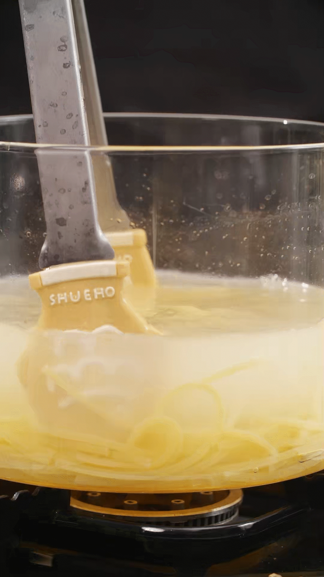 將意面煮熟，到自己喜歡的熟度。撈出過冷水，瀝干
