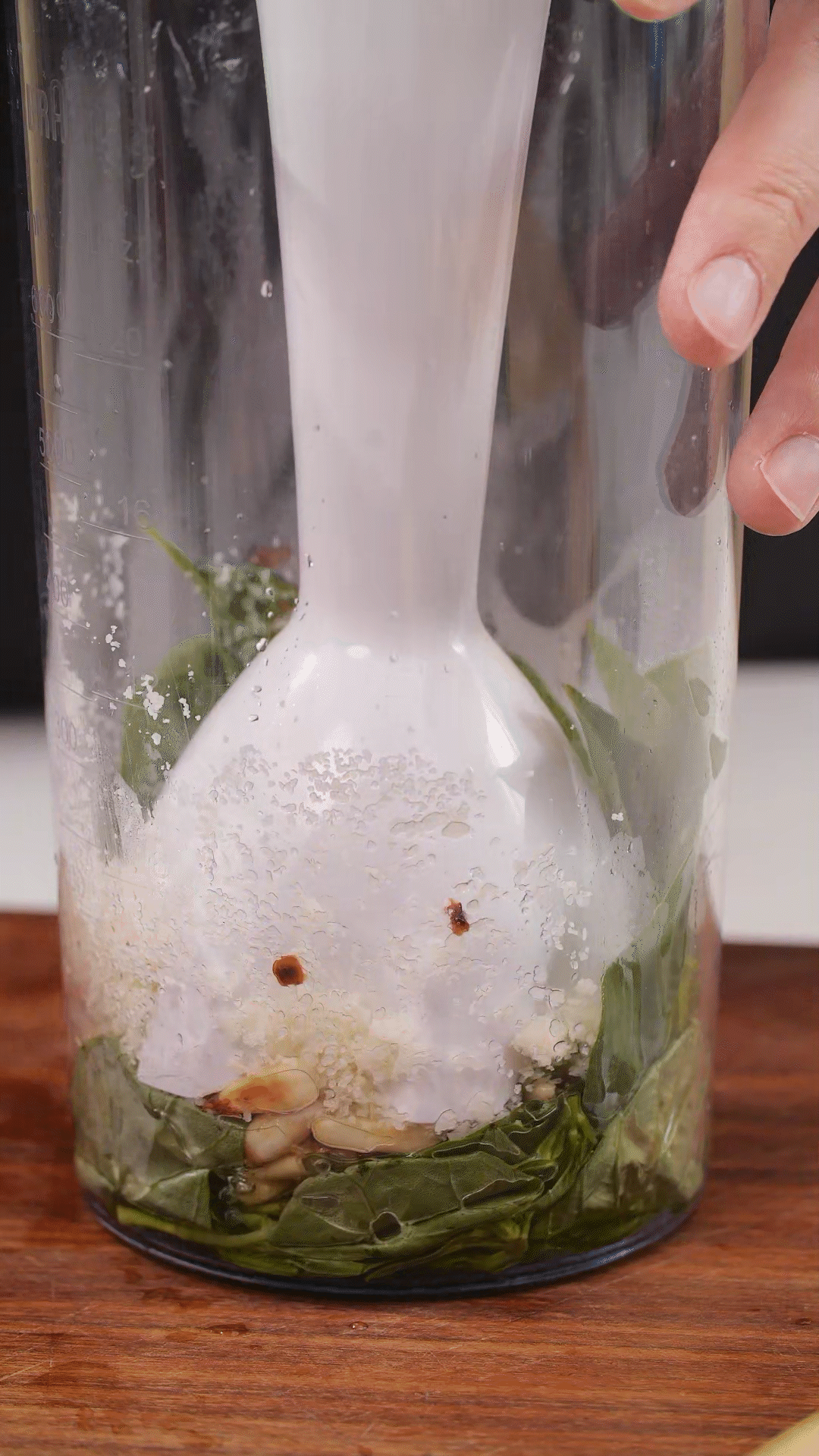 加入松子、現(xiàn)磨芝士碎、大蒜、鹽和檸檬汁、橄欖油，用手持料理機攪打細(xì)膩均勻
