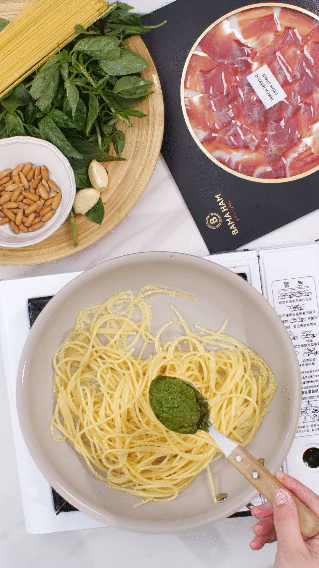 鍋中加入橄欖油，放入意面和青醬攪拌均勻裝盤
