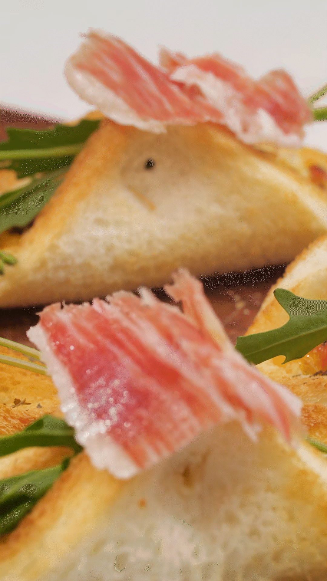 空氣炸鍋或烤箱180度5分鐘，撒歐芹碎
