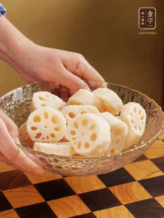 蓮藕洗凈削皮，切大塊，用鹽、糖腌制30分鐘。