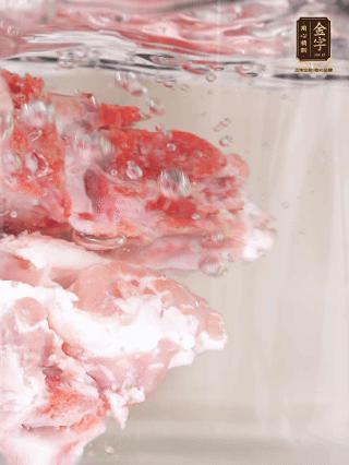 豬骨冷水下鍋，加蔥姜、料酒焯水4分鐘。