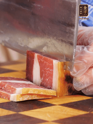 金字火腿切片，溫水浸泡5分鐘