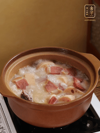 豬油潤(rùn)鍋，豬骨、姜片煸出油脂香，再依次下開水、蓮藕、火腿，大火燒開