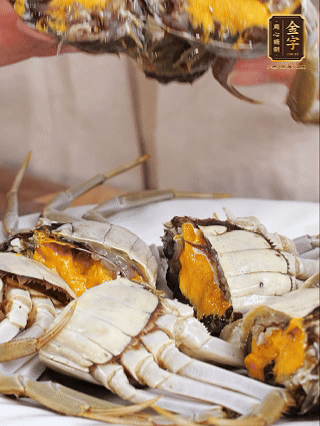 大閘蟹處理干凈，一切兩半。