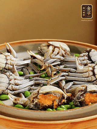 盤底鋪毛豆，依次放大閘蟹、咸肉， 淋一圈料酒、豉油。