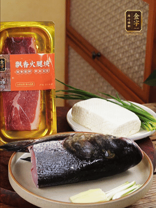 花鰱魚頭處理干凈（刮黑膜、除貼骨血、拔魚牙、剪魚鰭、刮凈魚肉表面雜質(zhì)），從中間劈開成兩半，擦干水分