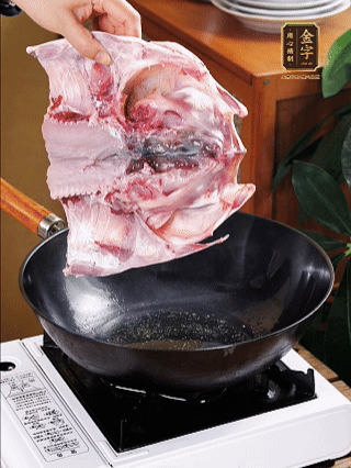 鍋里油燒熱（一半豬油、一半玉米油），放入魚頭，把魚頭煎至少兩面金黃