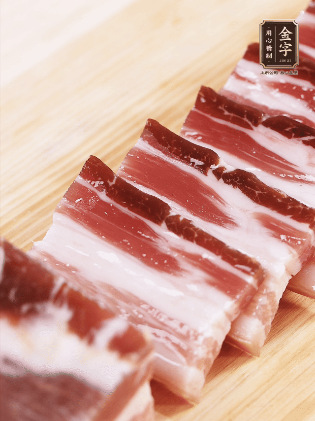 金字淡咸肉切厚片；金字淡咸肉、仔排加蔥姜、料酒焯水3分鐘，溫水洗凈。