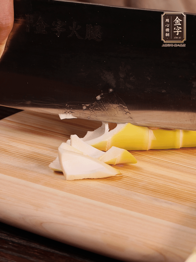 春筍去筍衣切滾刀塊；萵筍去皮切滾刀塊；春筍、百葉結(jié)焯水2分鐘。