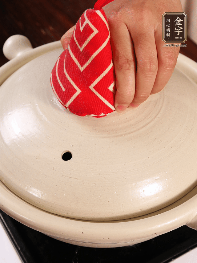 加開水燉煮，水沸后轉(zhuǎn)小火40分鐘。