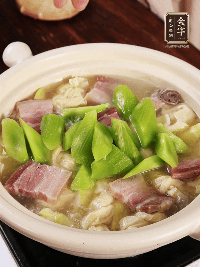 下春筍、百葉結(jié)，繼續(xù)燉15分鐘。最后下萵筍煮3分鐘，少許鹽調(diào)味。