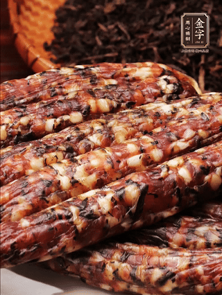 金字土香腸、金字梅干菜香腸、金字醬肉，切片